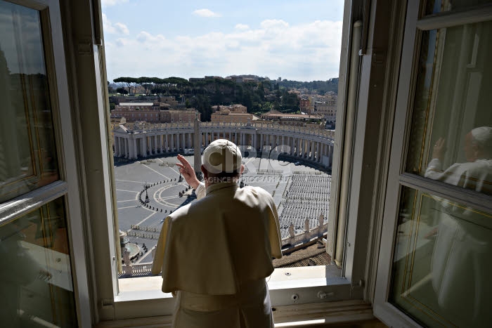 Le pape François bénit Rome depuis la fenêtre du bureau  du Palais pontifical.