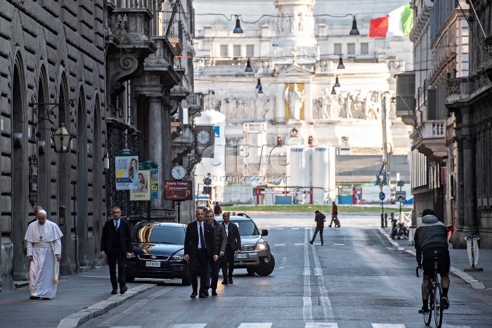 Confinement à Rome, le Pape se rend dans l'église San Marcello al Corso.