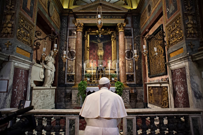 Le pape François prie dans l'église San Marcello al Corso à Rome.