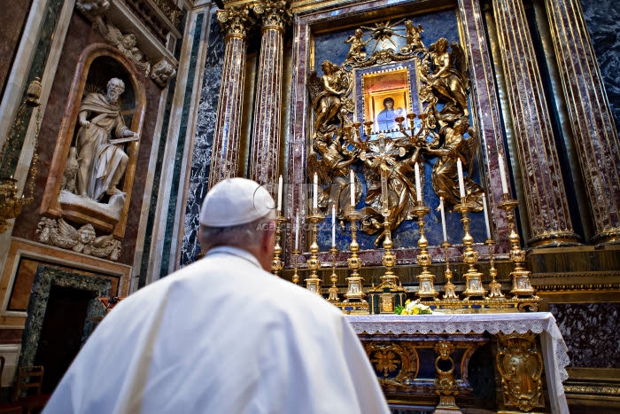 Le pape François est sorti du Vatican pour prier dans des églises.