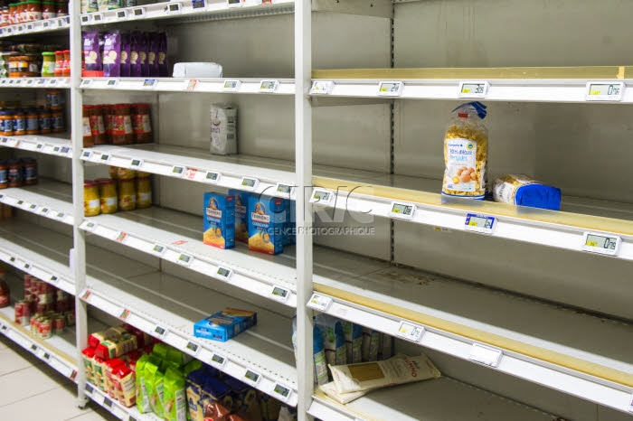 Rayons de pâtes et de riz de commerces alimentaires, dévalisés.