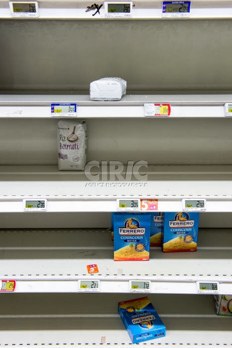 Rayons de pâtes et de riz de commerces alimentaires, dévalisés.