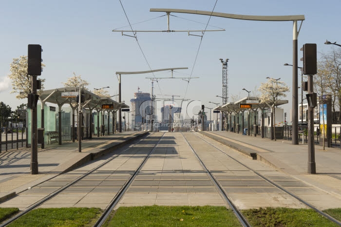 Coronavirus Covid-19, station du tramway déserte.