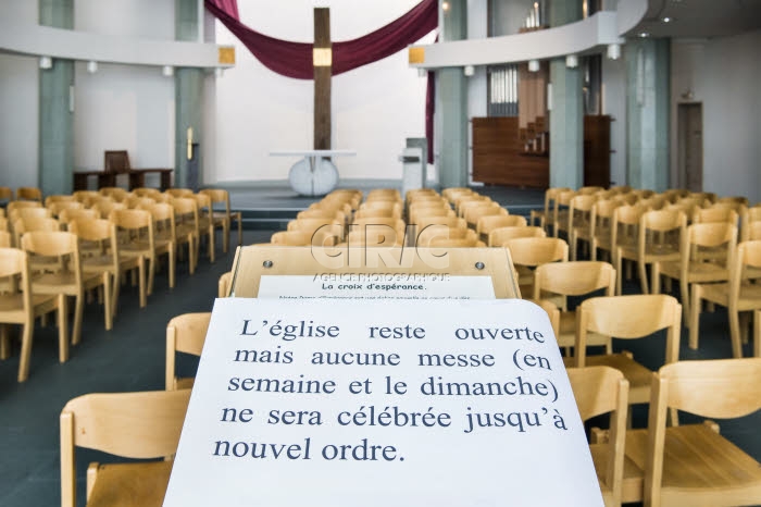 coronavirus Covid-19, des églises laissent leurs portes ouvertes.