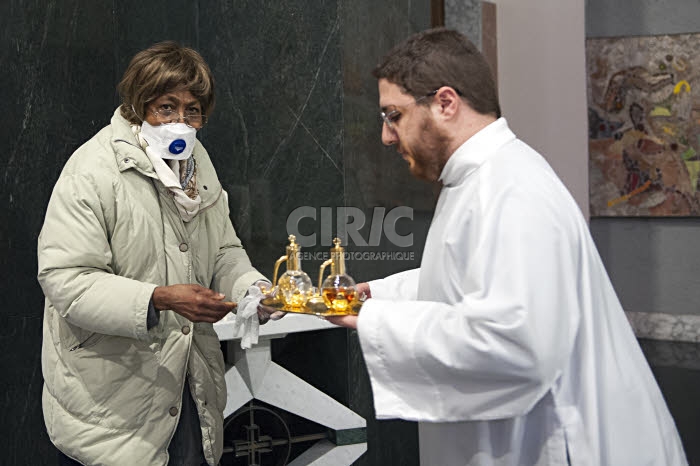 Coronavirus, port d'un masque durant la messe.