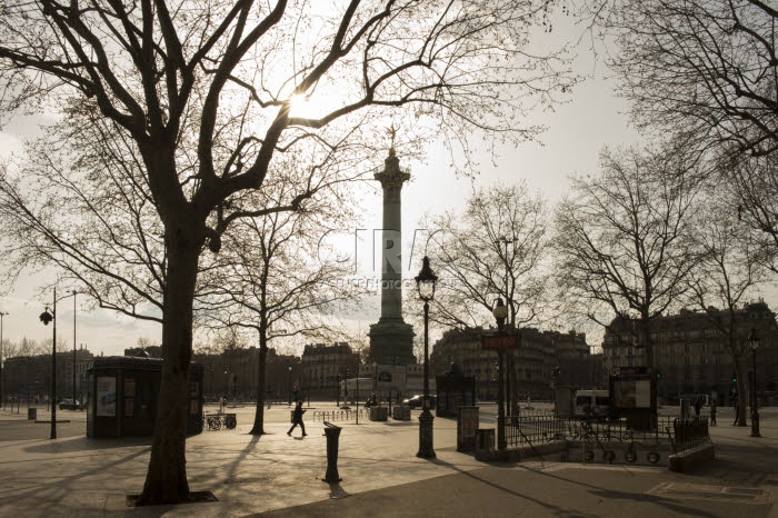 Paris, place de la Bastille désertée.
