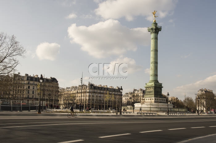 Paris, place de la Bastille désertée.