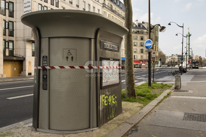 Toilettes publiques condamnées, dans une rue de Paris.