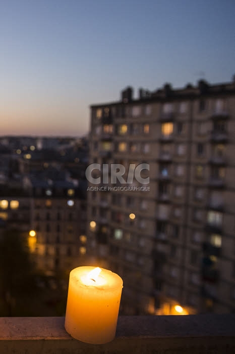 Bougie sur le rebord de la fenêtre.