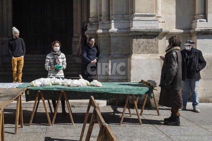 Covid-19, distribution alimentaire aux plus démunis dans une paroisse.