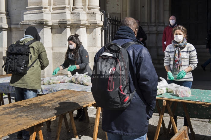 Covid-19, distribution alimentaire aux plus démunis dans une paroisse.