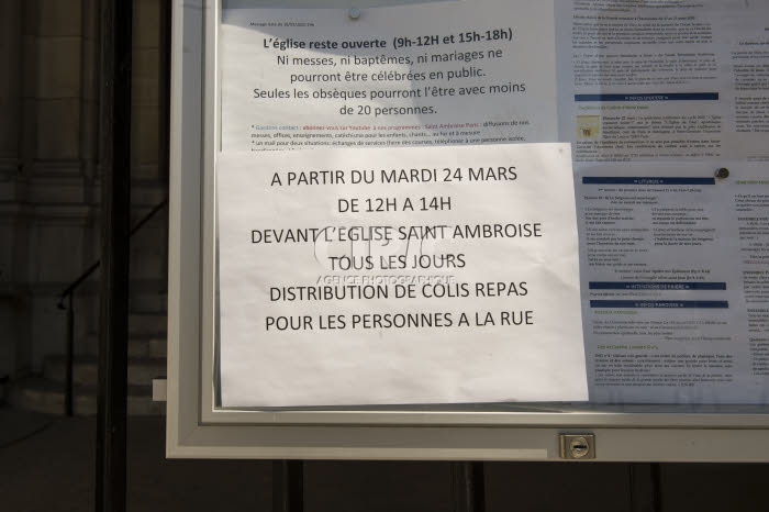 Covid-19, distribution alimentaire aux plus démunis dans une paroisse.