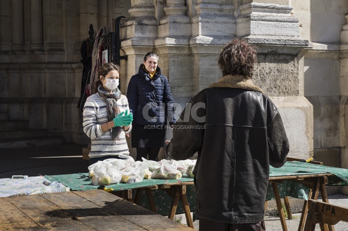 Covid-19, distribution alimentaire aux plus démunis dans une paroisse.