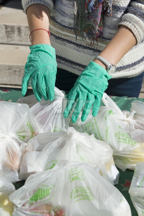 Covid-19, distribution alimentaire aux plus démunis dans une paroisse.