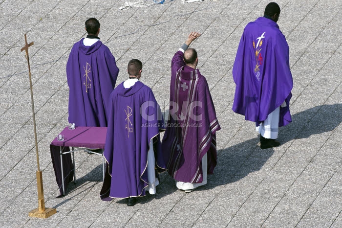 COVID-19. Prêtres célébrant la messe pour le quartier depuis le toit