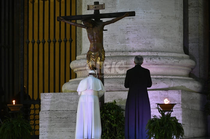 Coronavirus Covid-19 en Italie, le Pape seul pendant la prière Urbi et Orbi.