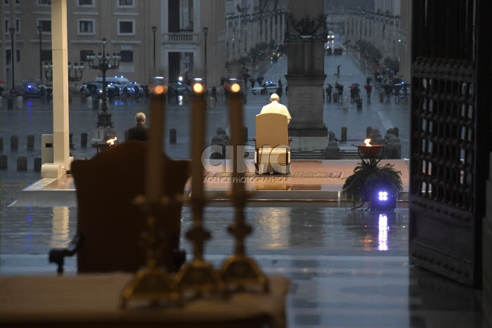 Coronavirus Covid-19 en Italie, le Pape seul pendant la prière Urbi et Orbi.