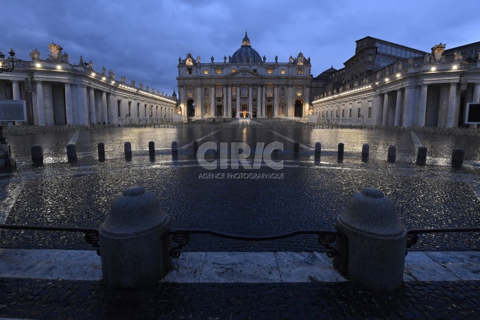 Coronavirus Covid-19 en Italie, le Pape seul pendant la prière Urbi et Orbi.