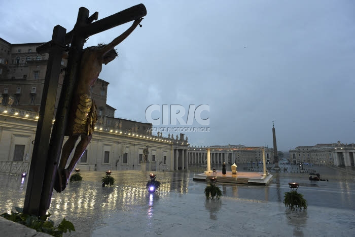 Coronavirus Covid-19 en Italie, le Pape seul pendant la prière Urbi et Orbi.