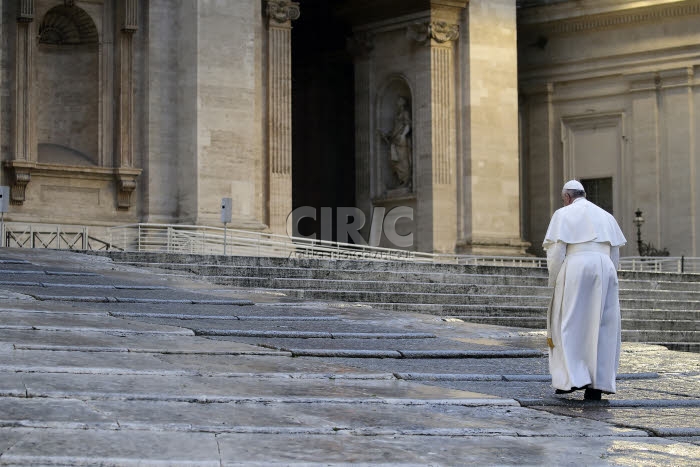 Coronavirus Covid-19 en Italie, le Pape seul pendant la prière Urbi et Orbi.