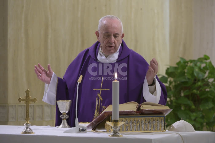 Le pape François célébre la messe quotidienne.
