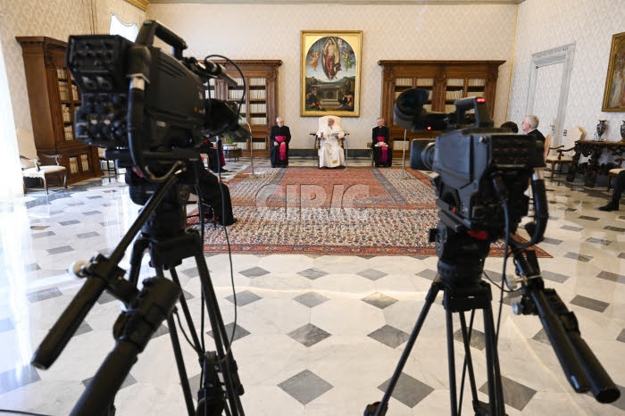Audience générale dans l'une des pièces du Palais apostolique.