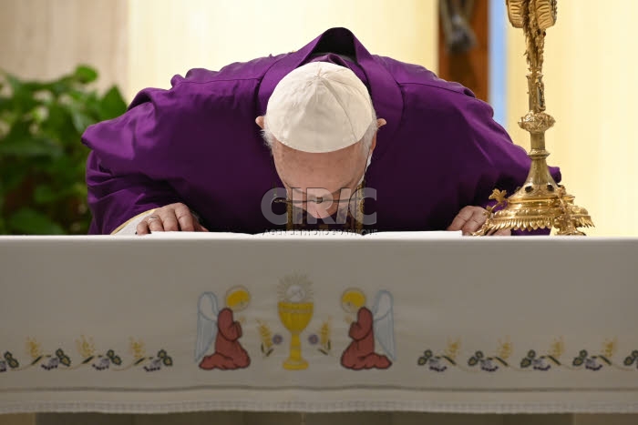 Messe quotidienne célébrée par le Pape dans la résidence Ste Marthe.