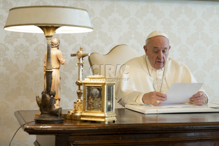 Le pape François dans son bureau, au Palais apostolique.