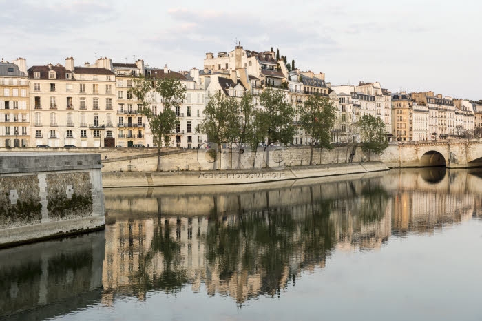 Paris, quai de Seine.