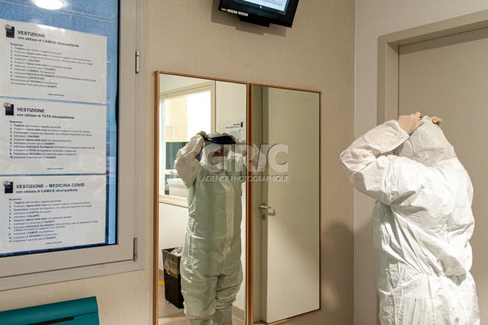 Personnel soignant dans la structure créée sur le campus bio-médical de Rome.