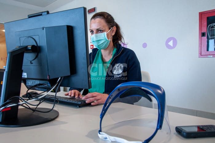 Personnel soignant dans la structure créée sur le campus bio-médical de Rome.