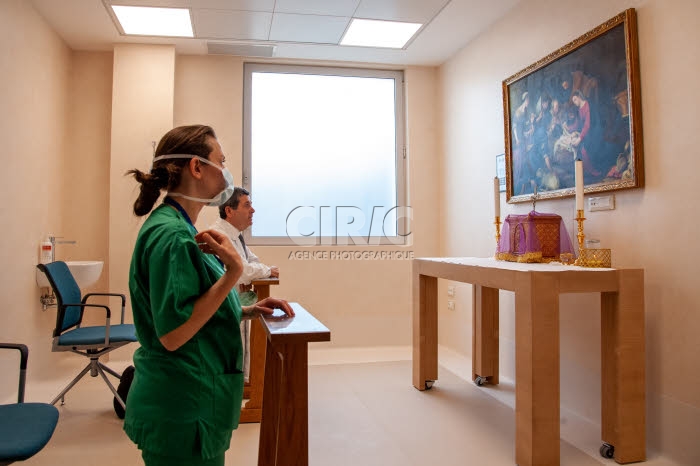 Personnel soignant dans la structure créée sur le campus bio-médical de Rome.