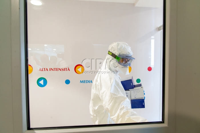 Personnel soignant dans la structure créée sur le campus bio-médical de Rome.