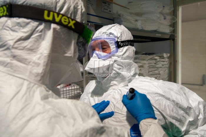 Personnel soignant dans la structure créée sur le campus bio-médical de Rome.
