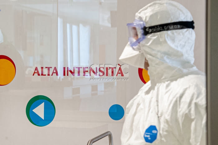 Personnel soignant dans la structure créée sur le campus bio-médical de Rome.