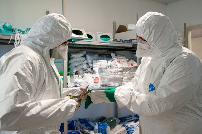 Personnel soignant dans la structure créée sur le campus bio-médical de Rome.