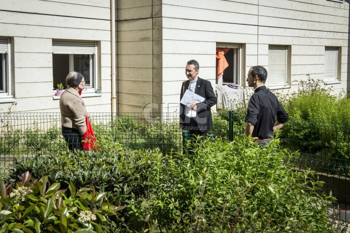 Coronavirus, Covid-19, les prêtres à la rencontre des paroissiens.