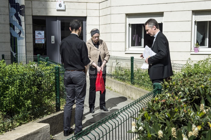 Coronavirus, Covid-19, les prêtres à la rencontre des paroissiens.