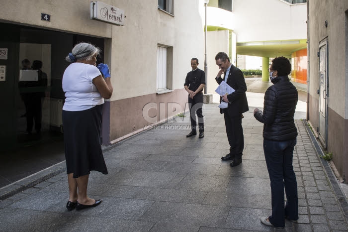 Coronavirus, Covid-19, les prêtres à la rencontre des paroissiens.