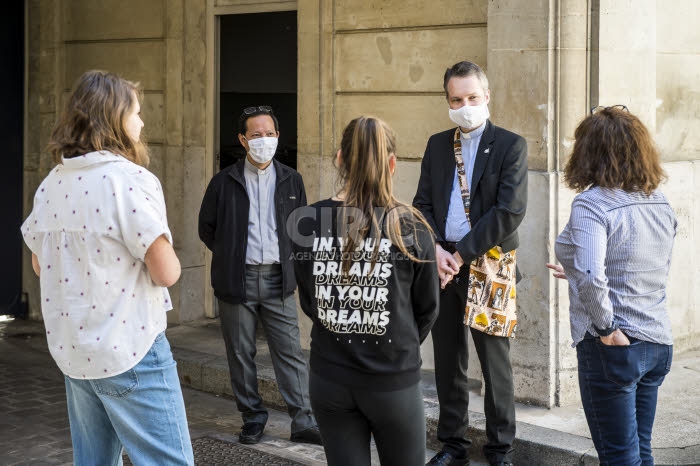 Coronavirus, Covid-19, les prêtres à la rencontre des paroissiens.