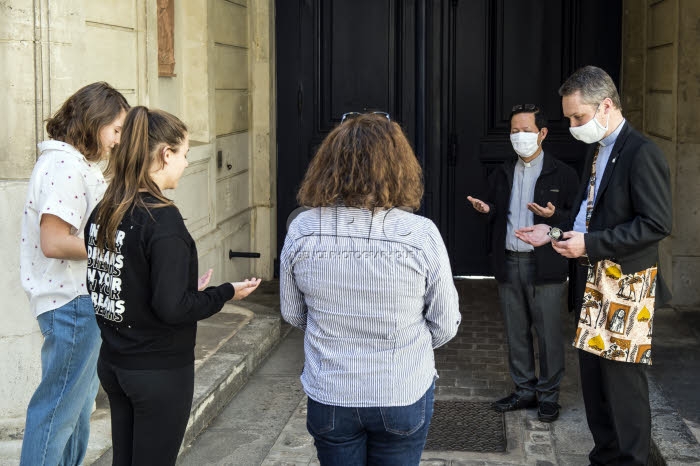 Coronavirus, Covid-19, les prêtres à la rencontre des paroissiens.