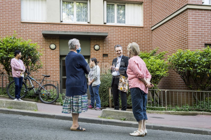 Coronavirus, Covid-19, les prêtres à la rencontre des paroissiens.