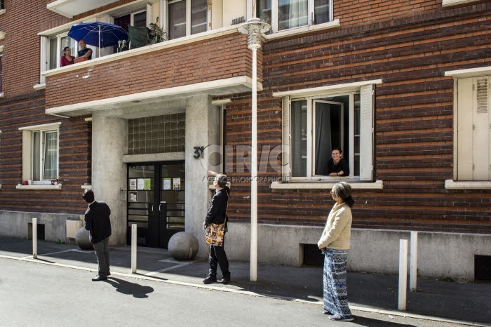 Coronavirus, Covid-19, les prêtres à la rencontre des paroissiens.