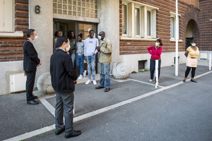Coronavirus, Covid-19, les prêtres à la rencontre des paroissiens.