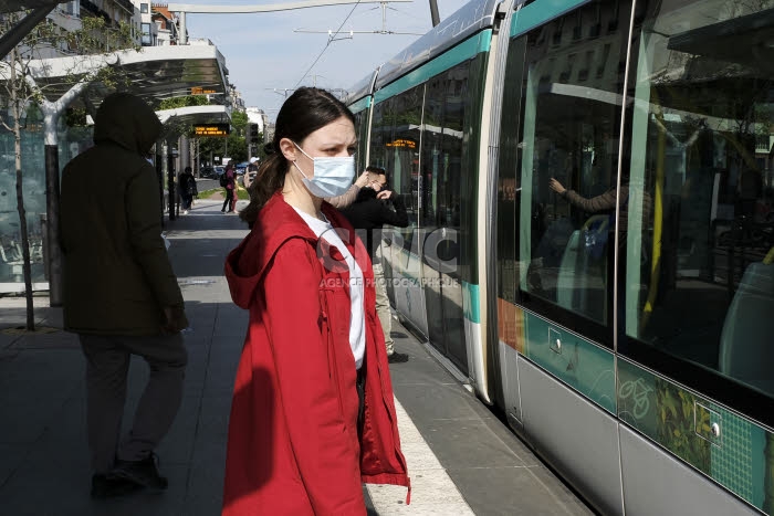 Coronavirus, déconfinement, jeune femme masquée attendant le Tram.