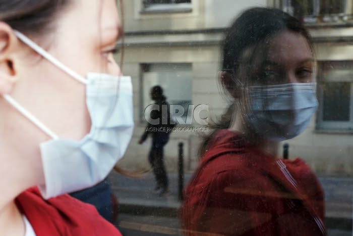 Coronavirus, déconfinement, jeune femme masquée dans la rue.