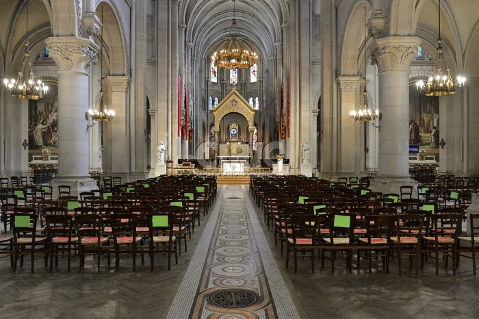 Coronavirus Covid-19, préparation d'une l'église en vue de la reprise des messes.