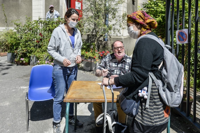 Coronavirus Covid-19, épicerie solidaire dans la paroisse Saint-Ambroise.