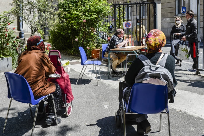 Coronavirus Covid-19, épicerie solidaire dans la paroisse Saint-Ambroise.