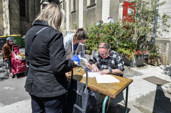 Coronavirus Covid-19, épicerie solidaire dans la paroisse Saint-Ambroise.